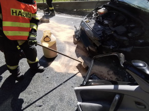 Čelní srážka dvou aut na Jesenicku. Zranili se tři lidé