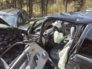 Čelní srážka dvou aut na Jesenicku. Zranili se tři lidé