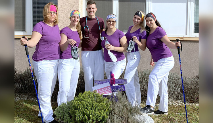 Zdravotníci šternberské nemocnice se po směnách připravují na charitativní běh a procházku