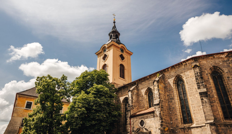 V Jičíně už opět na kostele odbíjí hodiny, hodinový stroj je opravený