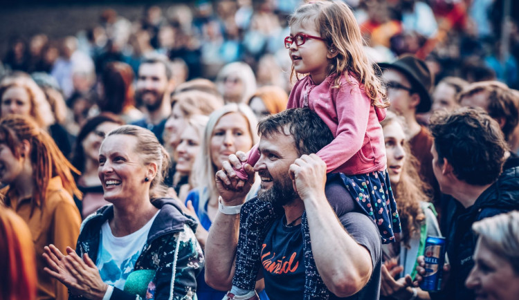 NA JEDNOM BŘEHU nabídne Colourful People, Razam i Annet X