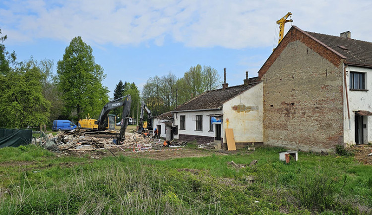 Demolice kvůli D1. Domy i šatny Sokola v Dluhonicích ustoupí stavbě dálnice