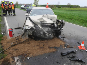 Úhybný manévr před srnkou skončil na Přerovsku vážnou nehodou, tři lidé utrpěli zranění