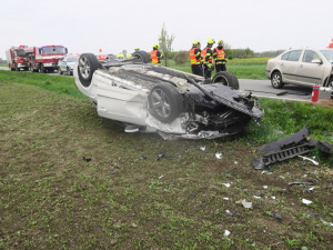 Úhybný manévr před srnkou skončil na Přerovsku vážnou nehodou, tři lidé utrpěli zranění