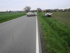 Úhybný manévr před srnkou skončil na Přerovsku vážnou nehodou, tři lidé utrpěli zranění