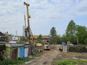 Demolice kvůli D1. Domy i šatny Sokola v Dluhonicích ustoupily stavbě dálnice