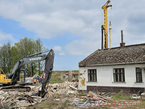 Demolice kvůli D1. Domy i šatny Sokola v Dluhonicích ustoupily stavbě dálnice