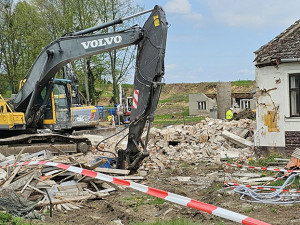 Demolice kvůli D1. Domy i šatny Sokola v Dluhonicích ustoupily stavbě dálnice