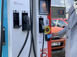 E.ON má ve Strakonicích první dobíječku elektromobilů, kde je možné platit kartou