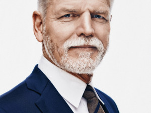 Prezident Pavel představil oficiální portrét, stylista na něm našel chyby