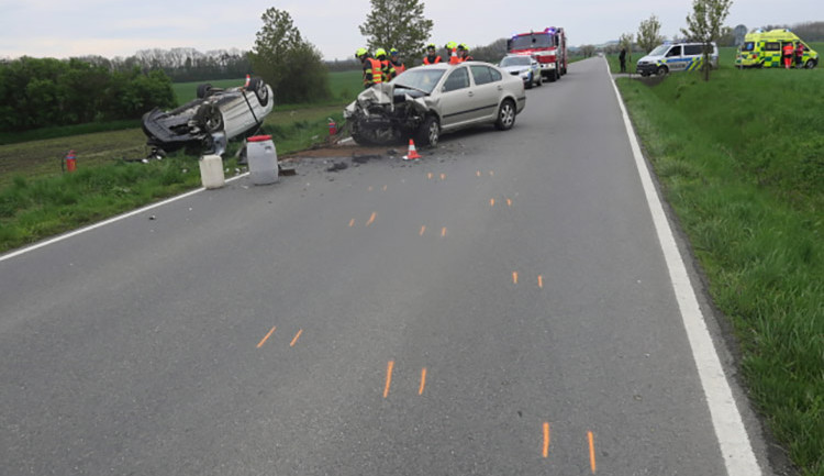 Úhybný manévr před srnkou skončil na Přerovsku vážnou nehodou, tři lidé utrpěli zranění