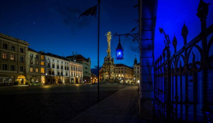 Na vážný syndrom plicní hypertenze upozorní i modře nasvícená olomoucká radnice