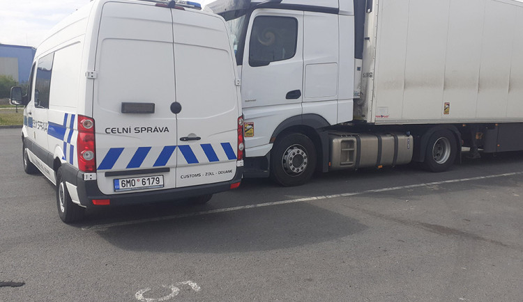 VIDEO: Běloruský šofér se před celníky zamkl. V kamionu měl tisíce litrů alkoholu neznámého původu