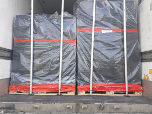 VIDEO: Běloruský šofér se před celníky zamkl. V kamionu měl tisíce litrů nelegálního alkoholu