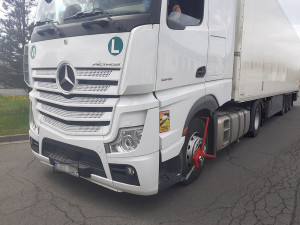 VIDEO: Běloruský šofér se před celníky zamkl. V kamionu měl tisíce litrů nelegálního alkoholu