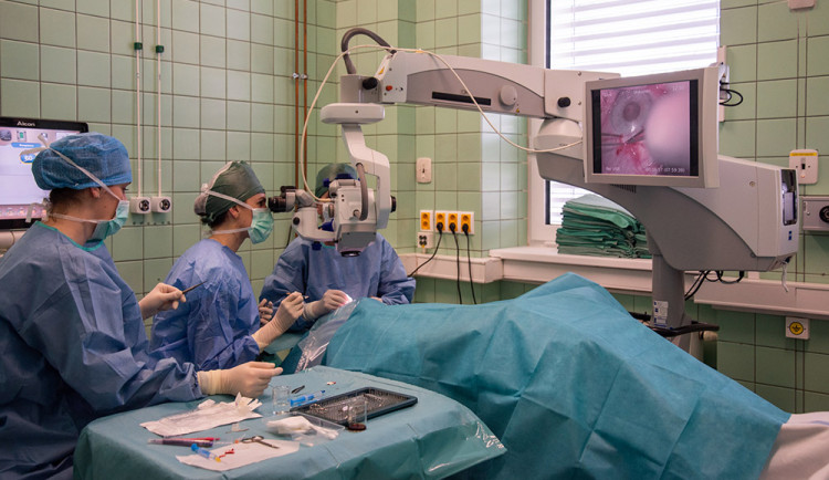 VIDEO: Miniimplantátem proti zelenému zákalu. Oční klinika FN Olomouc zavedla operační novinku