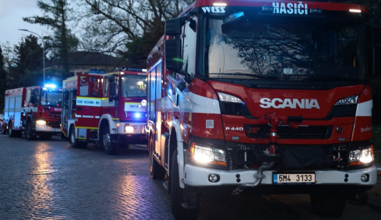 Požár bytovky na Olomoucku: Hasiči evakuovali osm lidí, jeden člověk se přiotrávil zplodinami