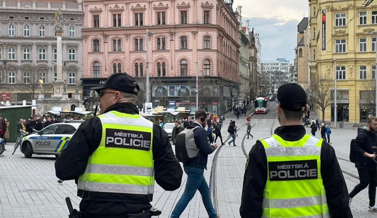 Jsem urkistánská bohyně a moje koleno vás nenávidí, křičela v Brně žena v ručníku