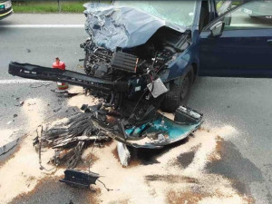 Hrozivá nehoda zavřela silnici na Šumpersku. Řidiče vyprošťovali přes kufr auta