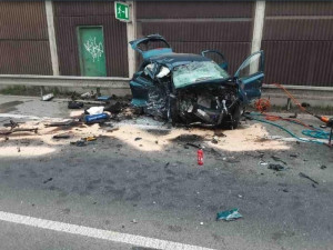 Hrozivá nehoda zavřela silnici na Šumpersku. Řidiče vyprošťovali přes kufr auta