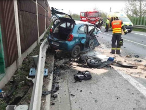 Hrozivá nehoda zavřela silnici na Šumpersku. Řidiče vyprošťovali přes kufr auta