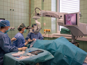 VIDEO: Miniimplantátem proti zelenému zákalu. Oční klinika FN Olomouc zavedla operační novinku