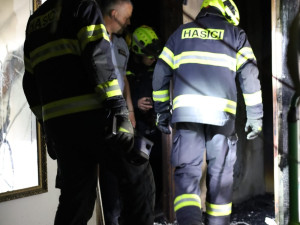Požár bytovky na Olomoucku zalarmoval hasiče. Evakuovali osm lidí, jeden člověk se přiotrávil zplodinami