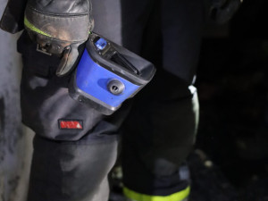 Požár bytovky na Olomoucku zalarmoval hasiče. Evakuovali osm lidí, jeden člověk se přiotrávil zplodinami