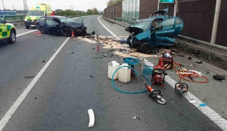 Hrozivá nehoda zavřela silnici na Šumpersku. Řidiče vyprošťovali přes kufr auta