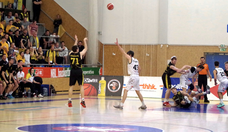 Hradečtí Sokoli vypadli z elity, nestačili na Písek a opouští NBL