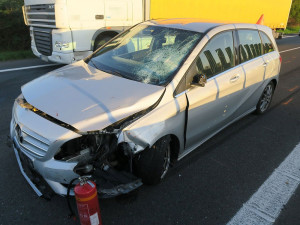 Fantom ze zahraničního Mercedesu: po bouračce do svodidel nechal auto stát na D46 a zmizel