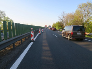 Fantom ze zahraničního Mercedesu: po bouračce do svodidel nechal auto stát na D46 a zmizel