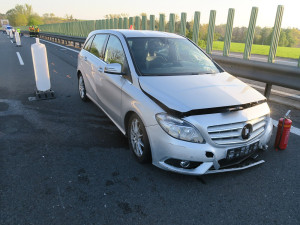 Fantom ze zahraničního Mercedesu: po bouračce do svodidel nechal auto stát na D46 a zmizel