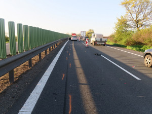 Fantom ze zahraničního Mercedesu: po bouračce do svodidel nechal auto stát na D46 a zmizel
