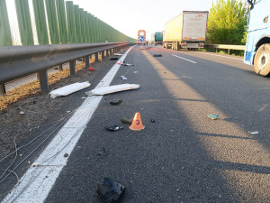 Fantom ze zahraničního Mercedesu: po bouračce do svodidel nechal auto stát na D46 a zmizel