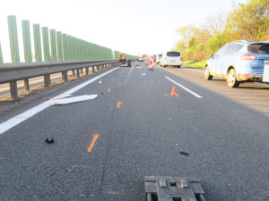Fantom ze zahraničního Mercedesu: po bouračce do svodidel nechal auto stát na D46 a zmizel