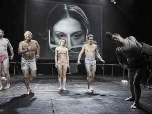 Snímek z inscenace Už není třeba dělat vůbec nic