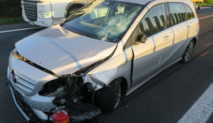 Fantom ze zahraničního Mercedesu: po bouračce do svodidel nechal auto stát na D46 a zmizel