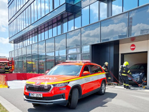 Požár elektromobilu v garážích: Hasiči cvičili, jak u hořícího vozidla postupovat