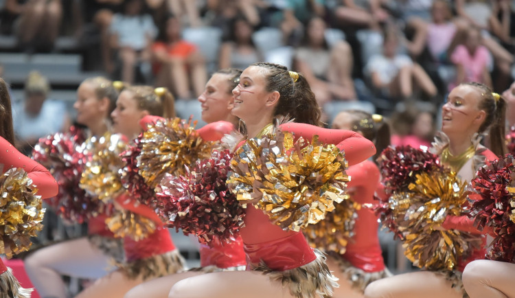 Hradecký stadion je plný mažoretek, hostí českou elitu