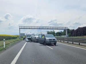 Řetězová nehoda u Prostějova zavřela dálnici na Olomouc, policisté odklání dopravu do města