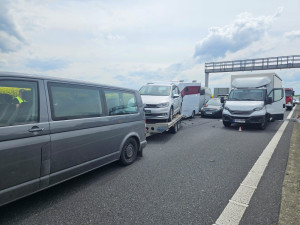 Řetězová nehoda u Prostějova zablokovala dálnici na Olomouc, cizinec zřejmě nedobrzdil do kolony