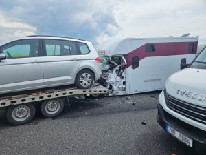 Řetězová nehoda u Prostějova zablokovala dálnici na Olomouc, cizinec zřejmě nedobrzdil do kolony