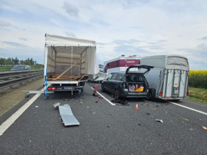 Řetězová nehoda u Prostějova zablokovala dálnici na Olomouc, cizinec zřejmě nedobrzdil do kolony