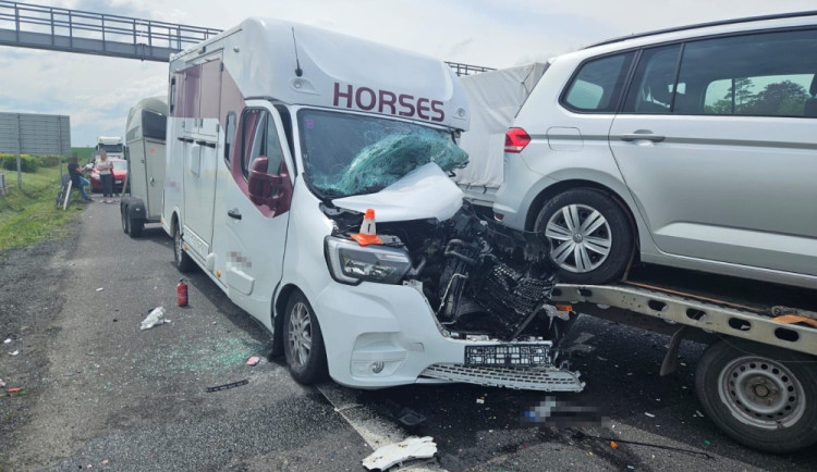 Řetězová nehoda u Prostějova zablokovala dálnici na Olomouc, cizinec zřejmě nedobrzdil do kolony