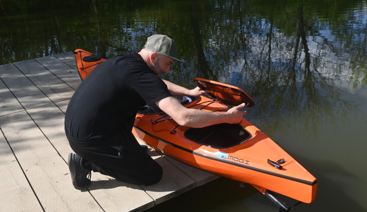Olomoucký vynálezce zkonstruoval v dílně elektrokajak, nechal si ho
