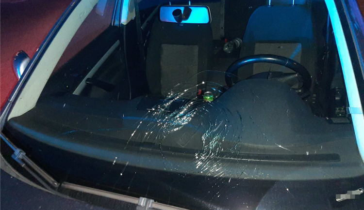 Mladík rozbil čelní sklo na jedoucím autě, výtečníka zpacifikoval řidič i policisté
