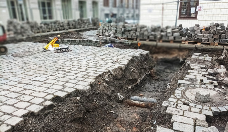 Některé ulice v hradeckém centru jsou rozkopané, povede sem dálkové teplo