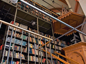 Desítky let byl červený kostel zaplněný uskladněnými knihami