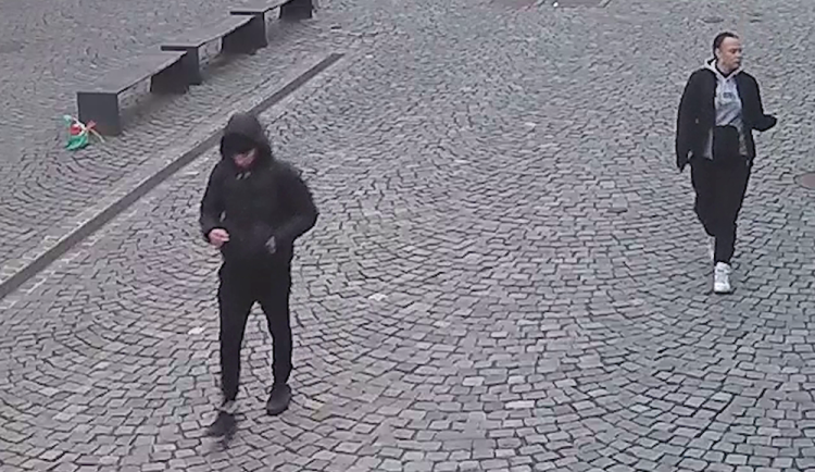 VIDEO: Zamčený bicykl zmizel z centra Olomouce během chvilky. Policie pátrá po neznámé dvojici